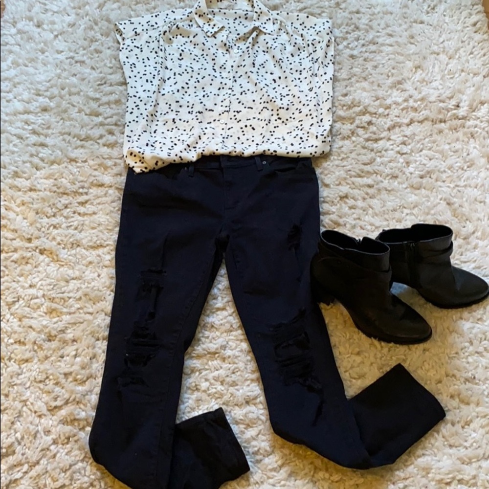 Women’s black size 29 distressed Levi’s.